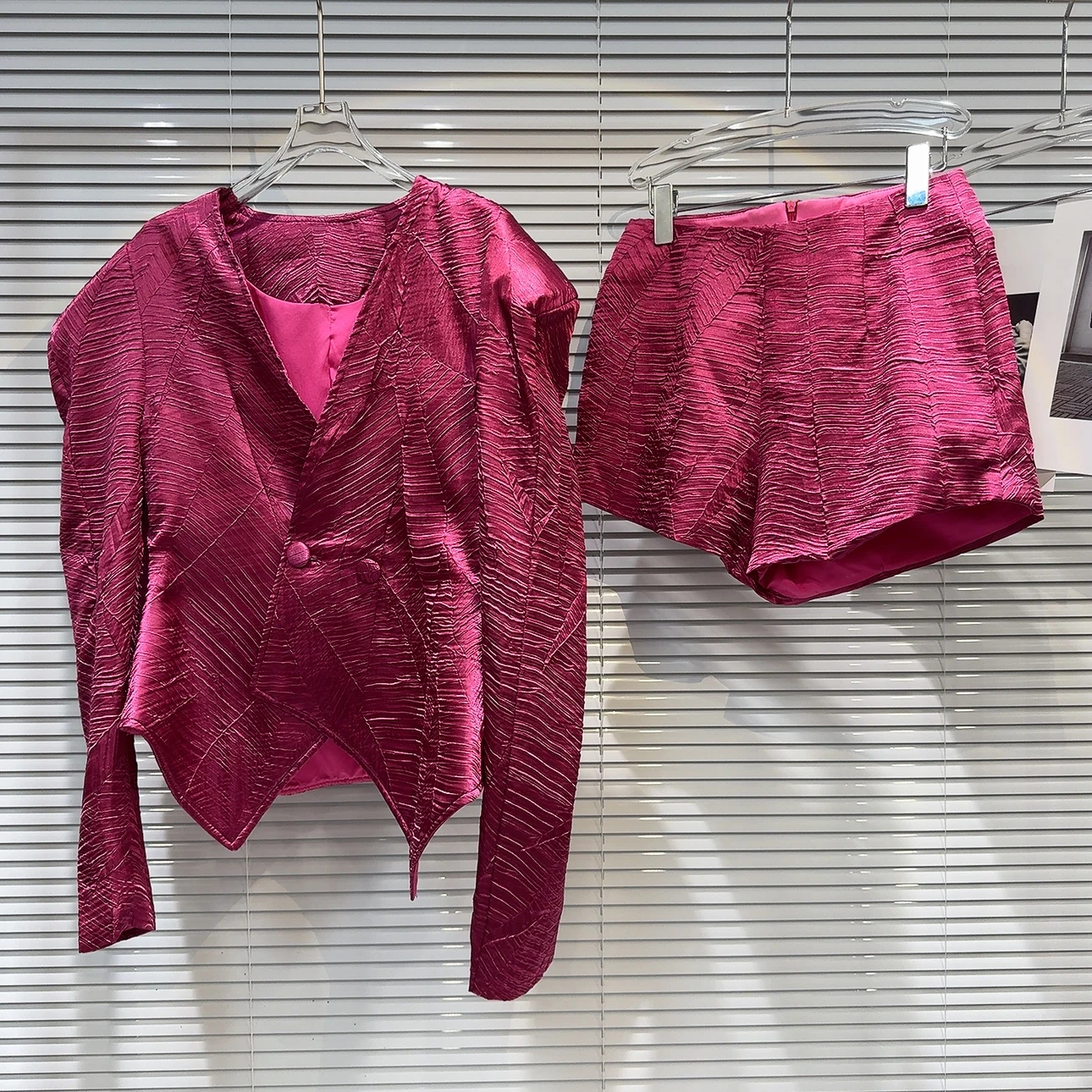 

Faionable French Sle Texture Fabric oulder Padded ort Coat And Tee Quarter orts Set для женщин, летняя коллекция