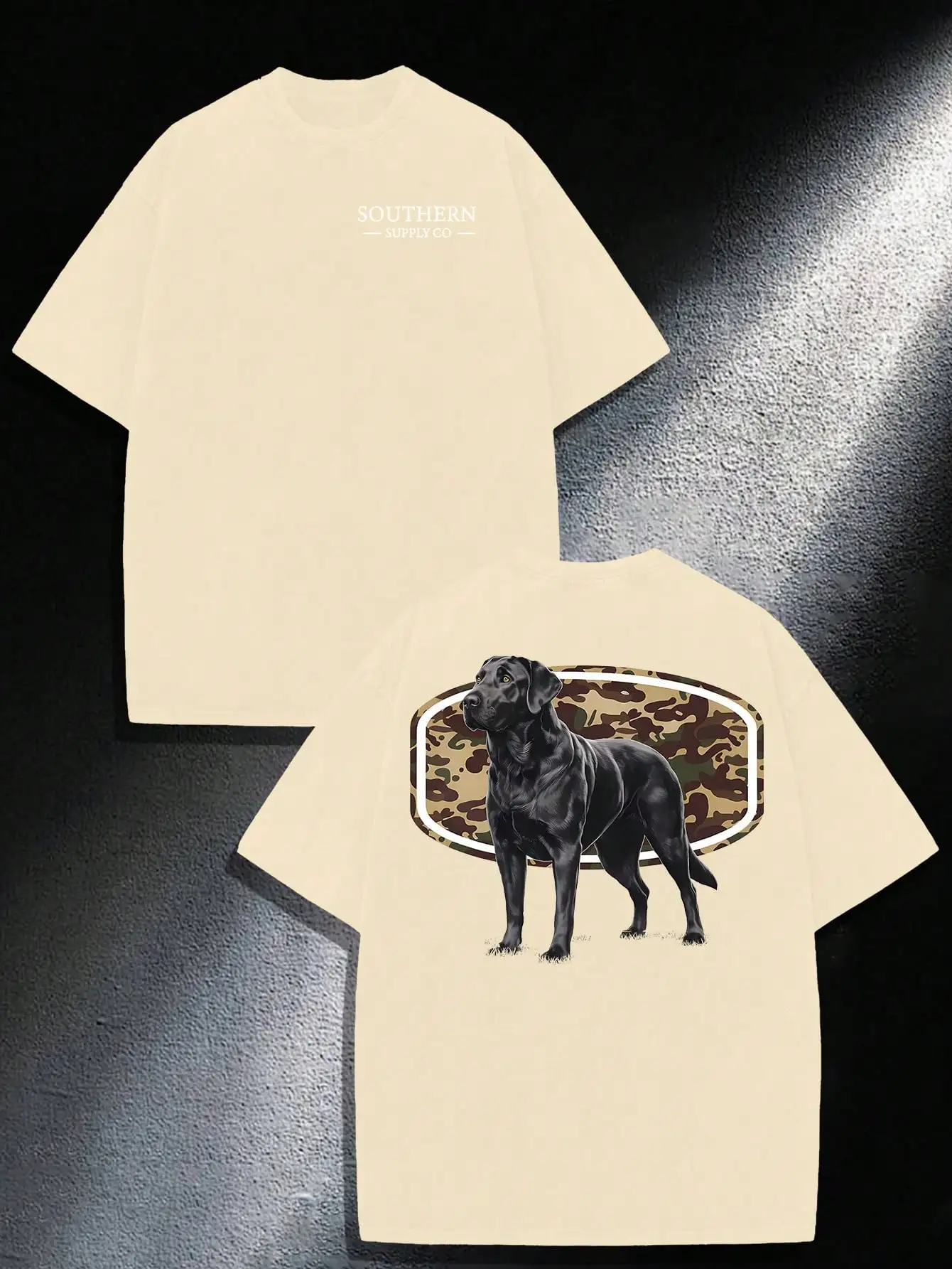 

Футболка с принтом собаки породы черная лабрадорская на камуфляжном фоне, свободного кроя, из хлопка