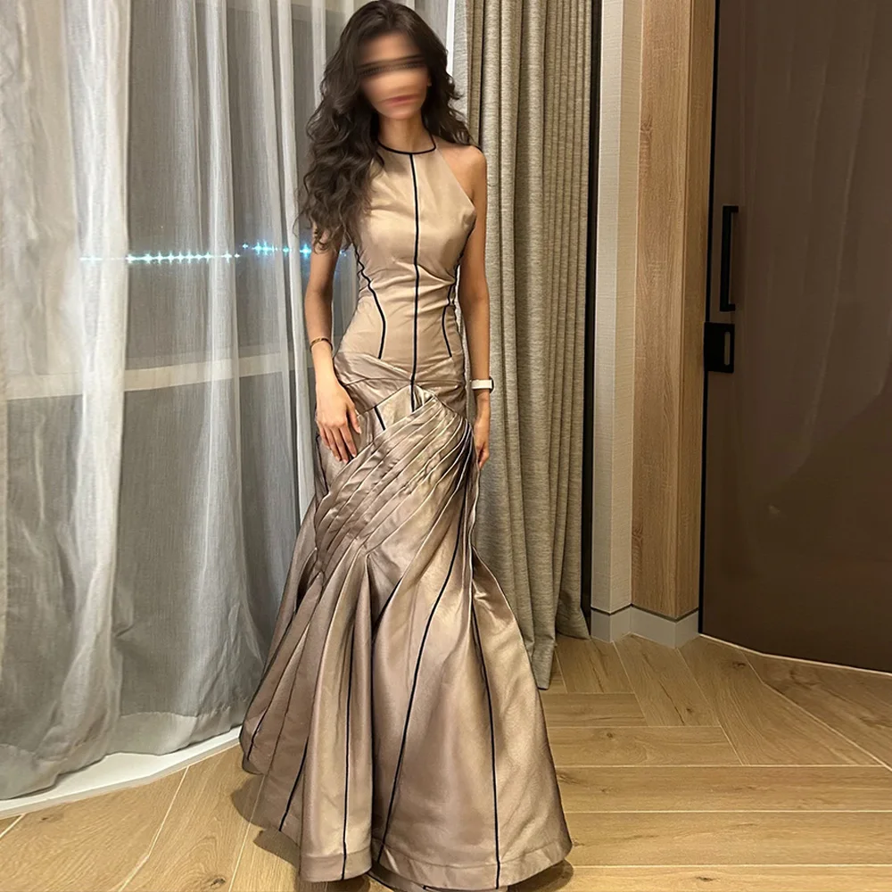 

Классическое атласное вечернее платье русалки. Классические коктейльные платья без рукавов с лямкой на шее. Современные платья знаменитостей со шлейфом.