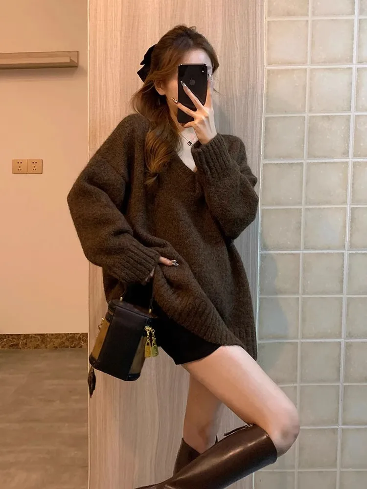 

Осень-зима, мягкий уютный вязаный длинный свитер большого размера с v-образным вырезом, коричневый свободный пуловер средней длины с русалкой, топ