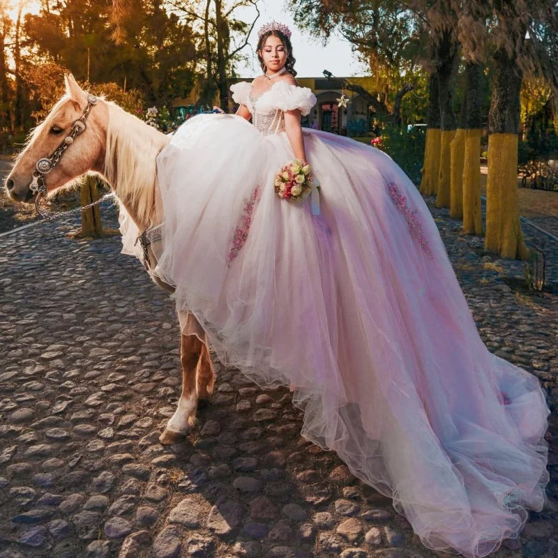 Vestido para quinceañeras con hombros descubiertos, color claro personalizado, apliques de cuentas de cristal, encaje de tul, vestidos de flores de 15 quinceañera ﻿