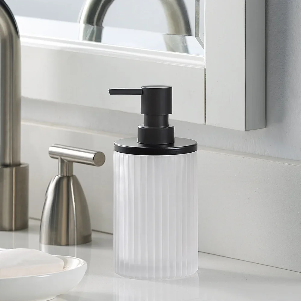 

Ребристый стеклянный насос для мыла, металлические акценты, дозатор жидкости, современная ванная комната, кухня, домашний декор, минималистичный стиль, нержавеющий насос