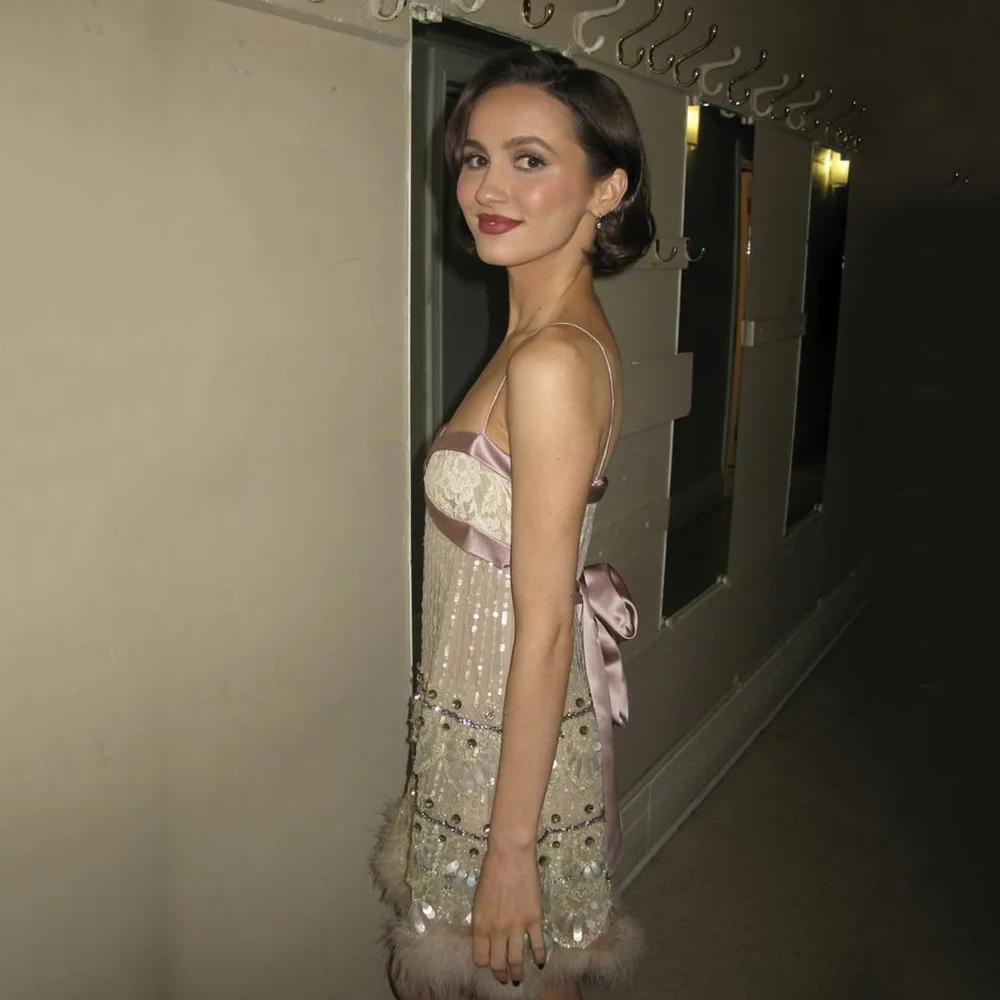 Customized Luxury Sequin Feather Applique Glitter Sweetheart Backless robes de soirée Sleeveless Mini Length Cocktail Party Gown