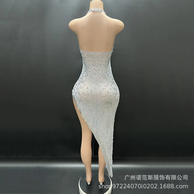 2026 Niche Zilver Wit Glanzend Strass Temperament Jurk Verjaardag High-end Jurk Muziekfestival Zanger Prestatiekostuum