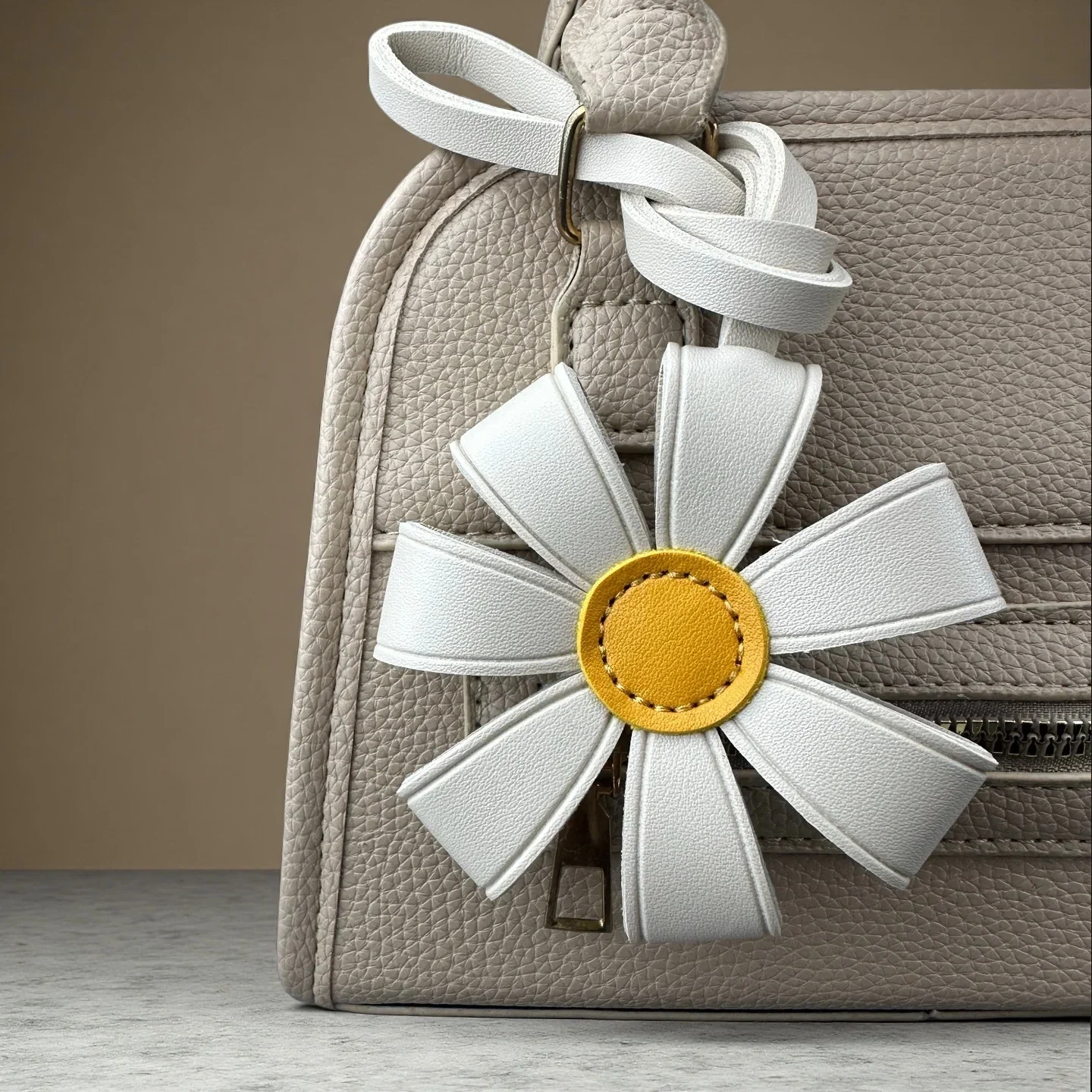 Stylish PU Leather Sunflower Bag Charms-Versatile Floral Pendant Keychain for Handbags, Purses, Perfect Flower Gift for Women