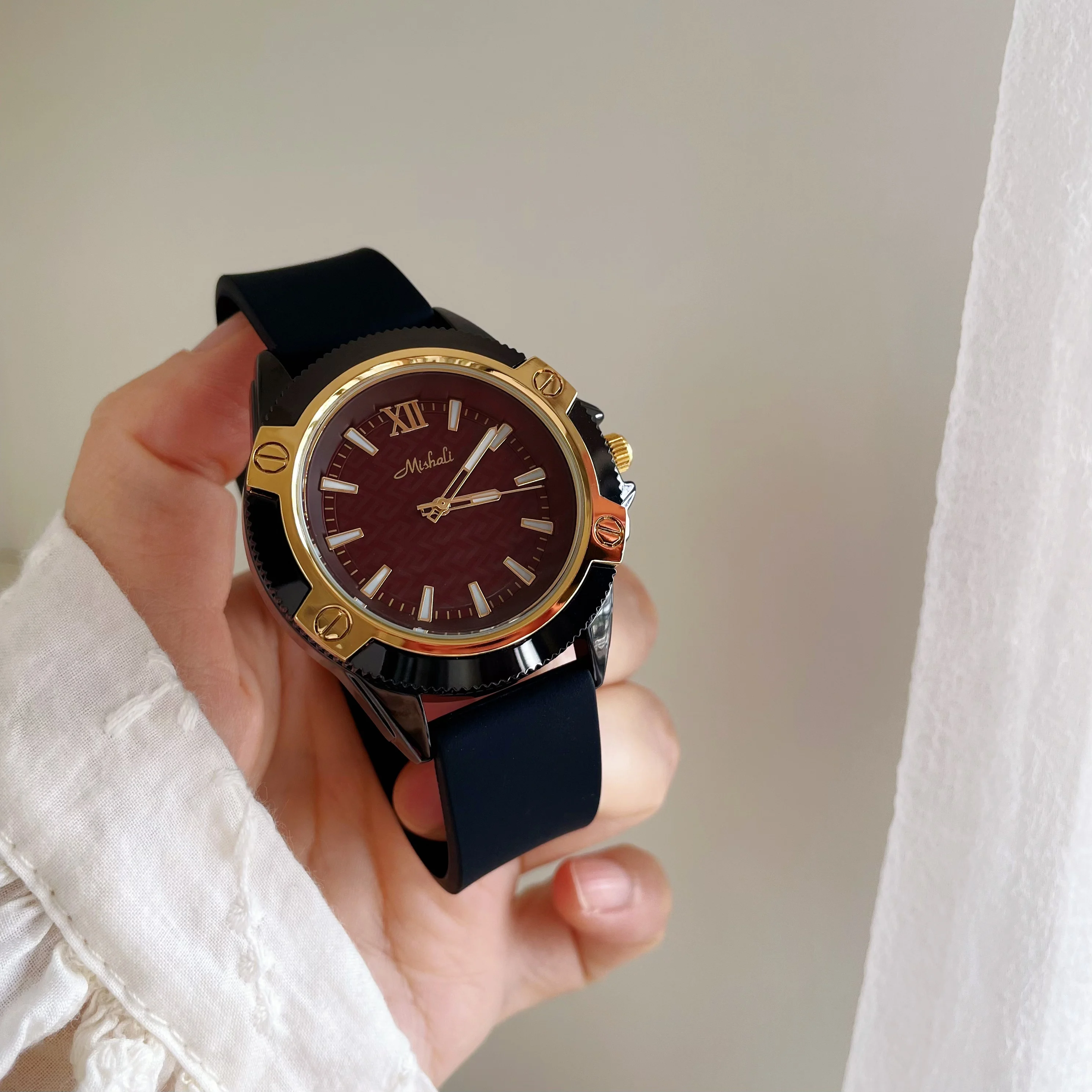 Nuevo y elegante reloj de cuarzo para mujer con esfera grande de silicona rojaUnisex2026 Nuevo estilo Regalo perfecto para mujeres Adecuado tanto para hombres como para mujeres.