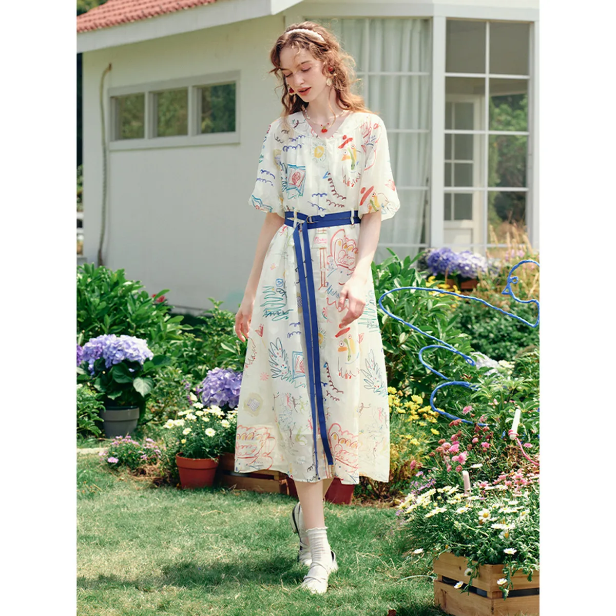 Eye-catching universe v-neck retro graffiti print bubble sleeve tie-waist dress