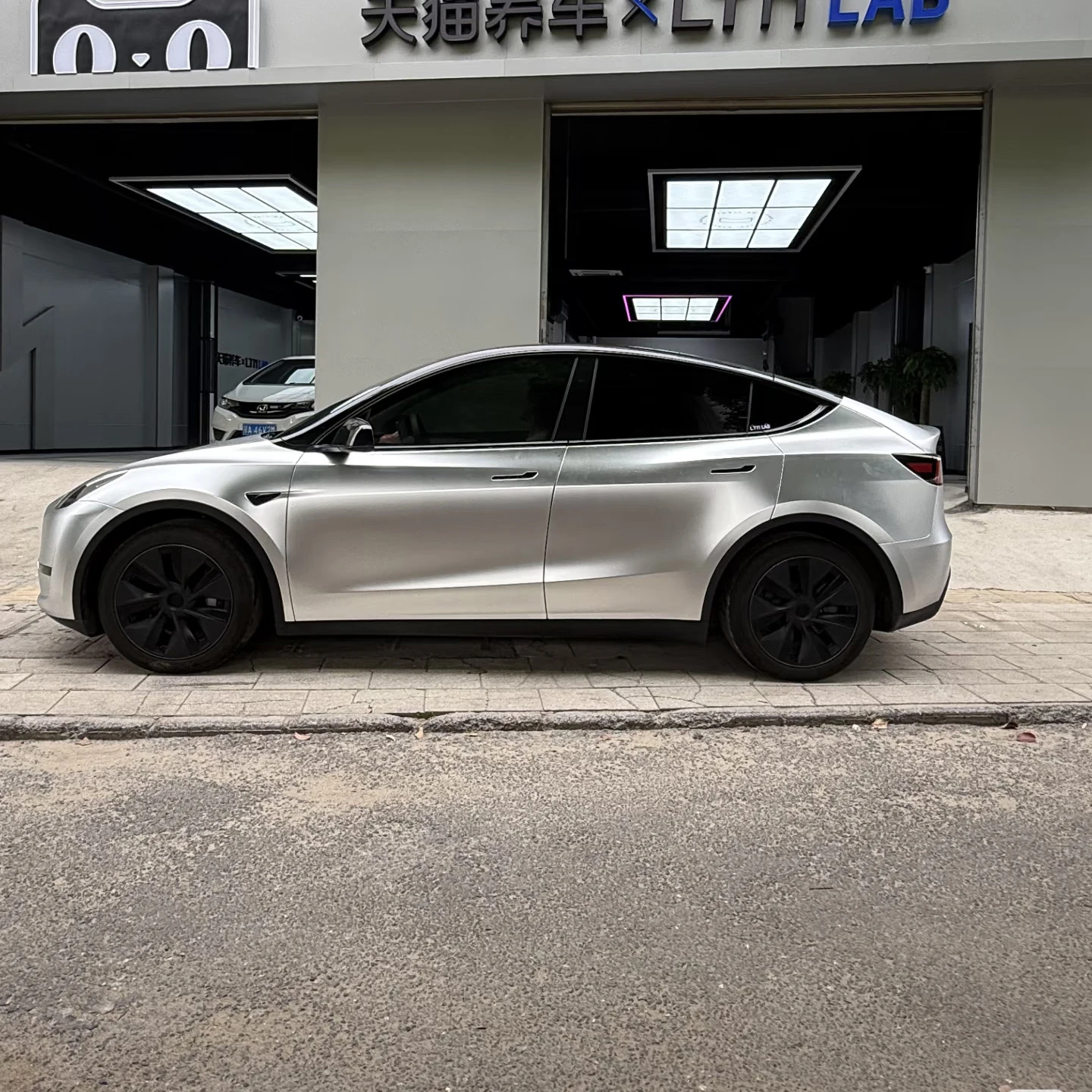 

PET Liner Car Roof Wrap in Silver Metallic Vinyl - Affordable Car Wrap Material for Vehicle Customization