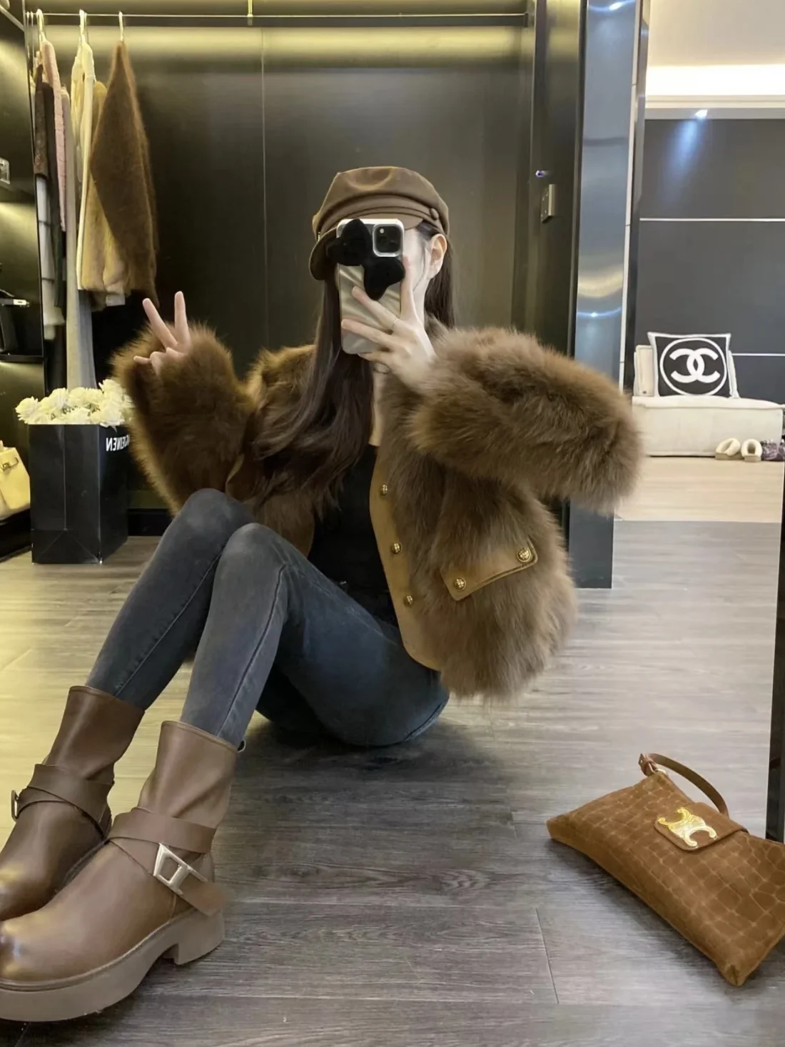 Ein verdickter, hochwertiger, umweltfreundlicher Fuchspelzmantel im mittleren Winter mit einem modischen, stilvollen und raffinierten Look