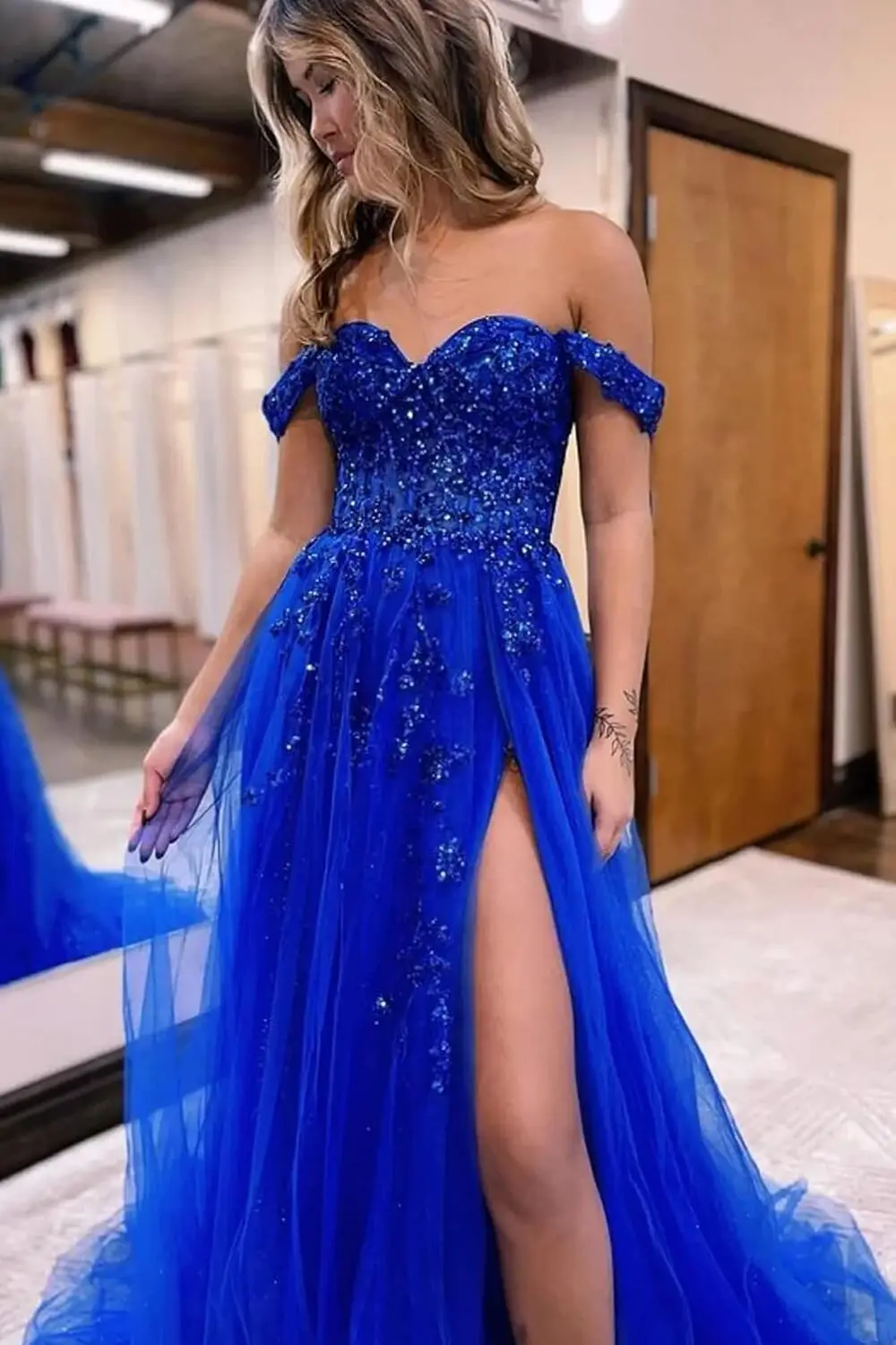 فستان حفلة موسيقية من التول مكشوف الكتفين مع شق مزين بالدانتيل اللامع مشد رسمي للحفلات المسائية فساتين الحفلات النسائية المسائية