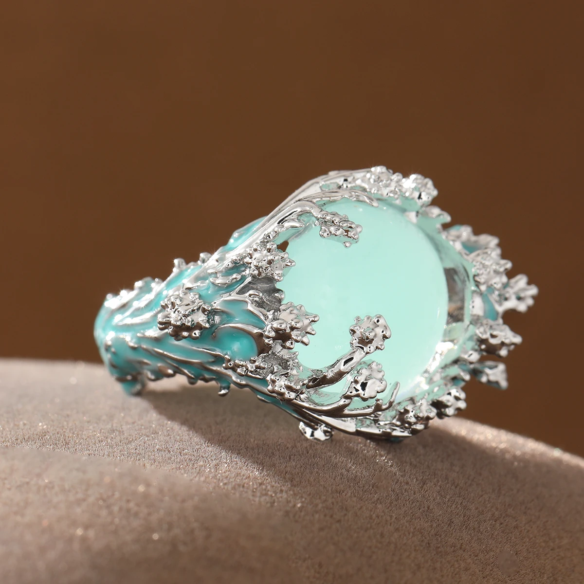 An Elegant Three-Dimensional Relief coral Ring Combined with Artificial Gemstone Copper Material, Suitable for Formal Events.