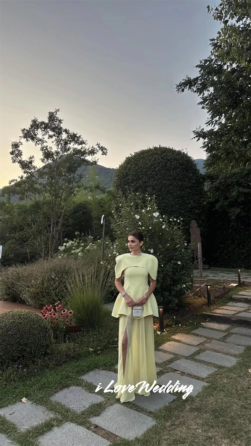 Abito da ballo con mantella staccabile giallo chiaro Semplice A-line in chiffon con spacco laterale Abiti eleganti da sera lunghi fino al pavimento Pieghettato Personalizza