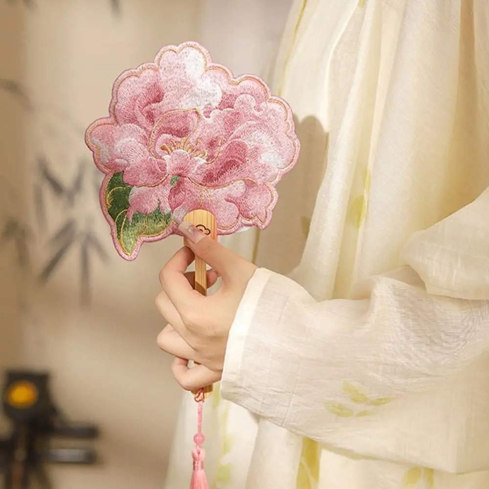 古代のハンドヘルド刺繍ラウンドファン、ペンダントタッセル、中国風ファン、蓮、蝶のグループファン、家の装飾