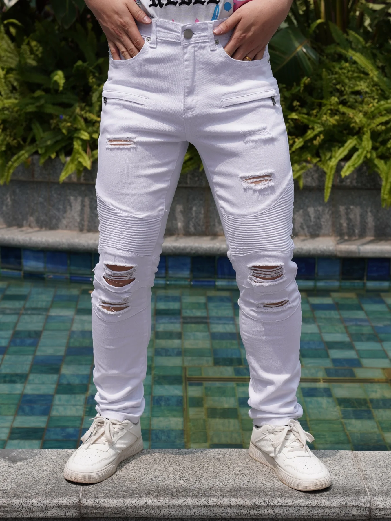 

Fashionable Distressed Men's Jeans Featuring The High Street Style Of Wear And Tear Design With Free Shipping On Promotion
