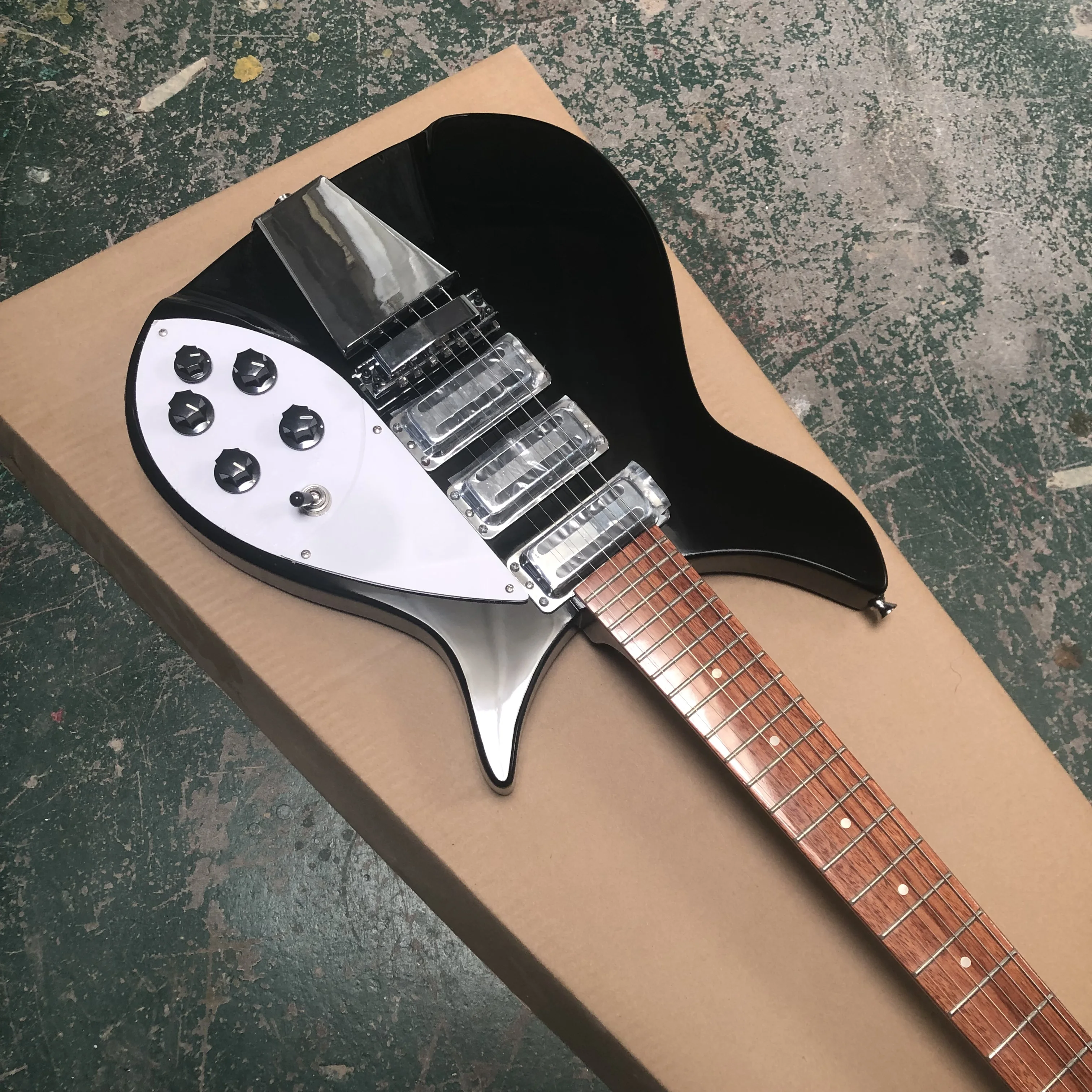 

Электрогитара типа 325, черный корпус, белая защитная пластина, оптом и в розницу.