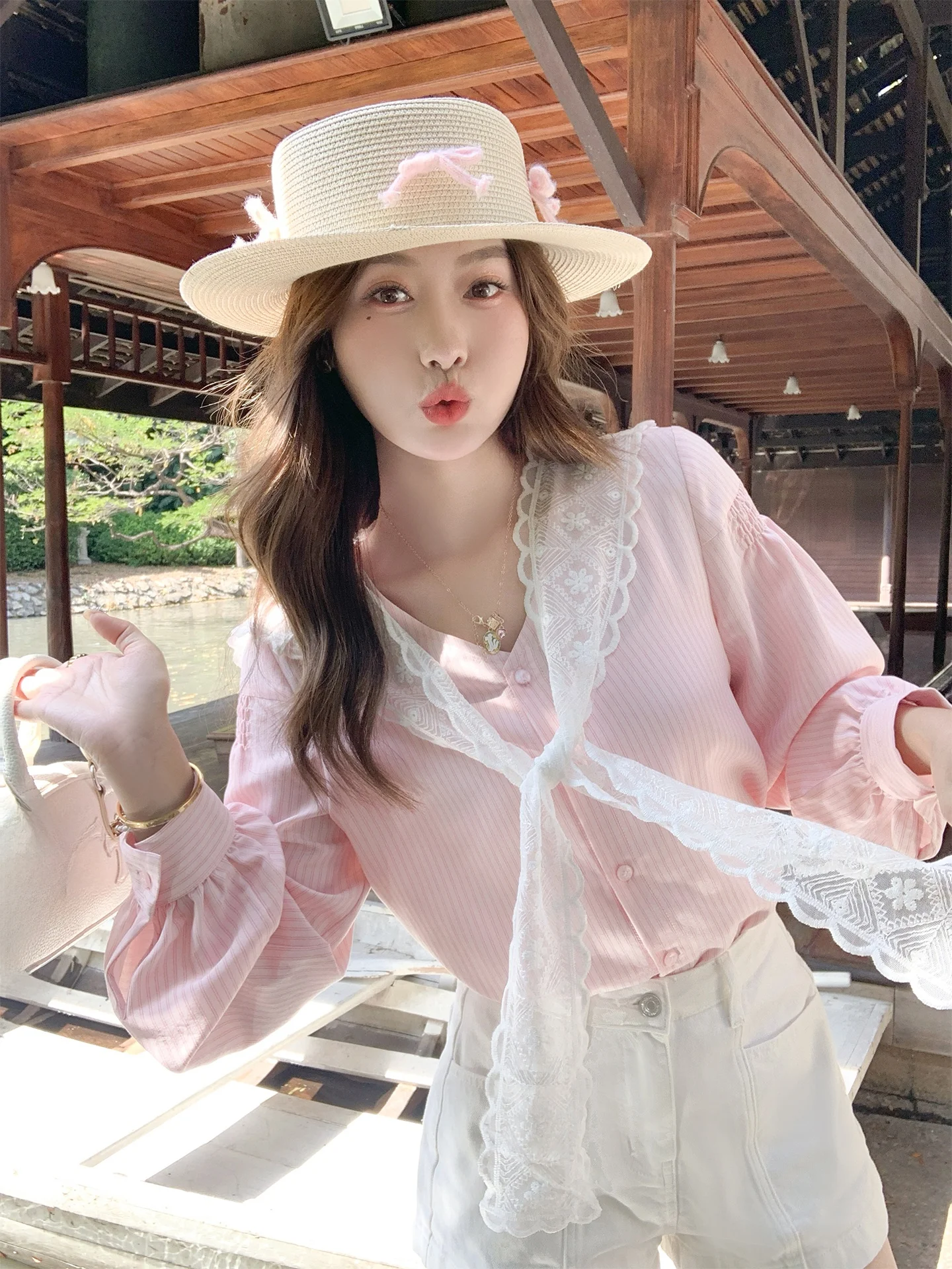 

Женская блузка Zeng Xiao Salt в корейском стиле с кружевной отделкой на плечах, светло-розовая, с вертикальными полосками, V-образным вырезом и длинными рукавами, для ранней весны