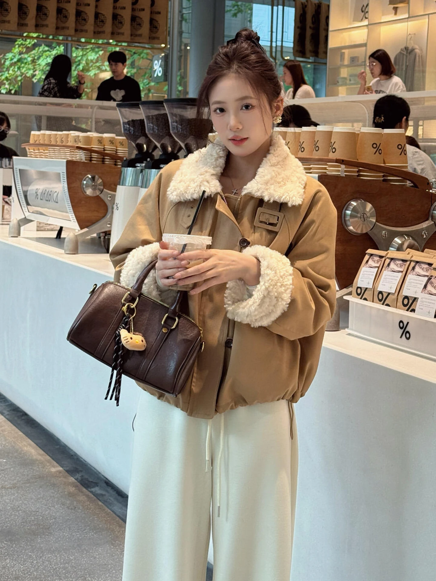 

Женская короткая куртка из овечьей шерсти, свободного кроя, с длинными рукавами, теплая, с внутренней и внешней подкладкой из полиэстера, стандартной длины, однотонная.