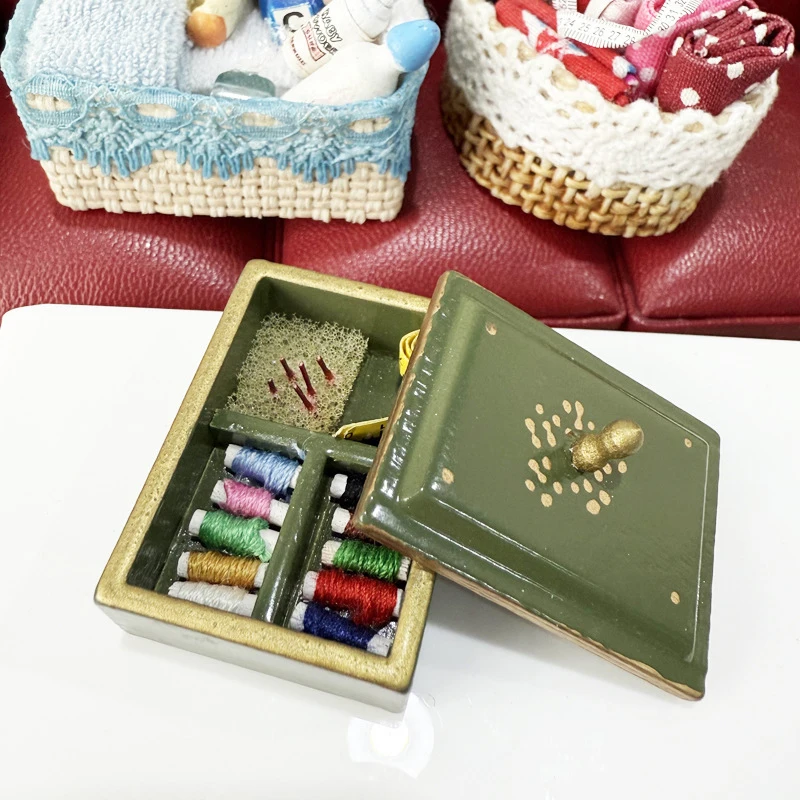 صندوق خياطة عتيق بمقياس 1:12 لبيت الدمى مع غطاء، ملحق أثاث ديكور نموذج بيت الألعاب #3