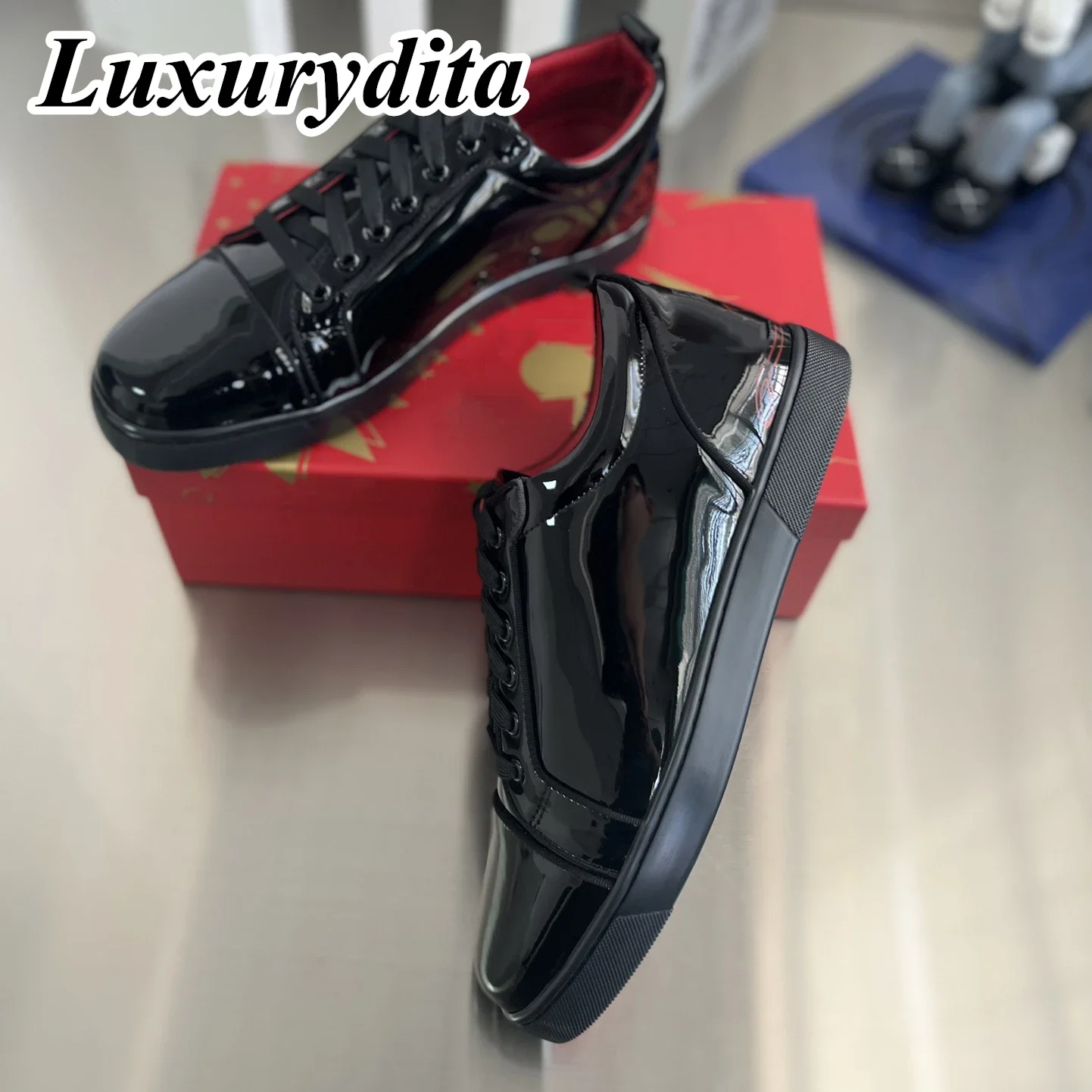 

Top Quality Womens Trendy Casual Sneakers Luxury Mens Real Leather Tennis Shoes Designr Red Sole Tide Lovers Rivet Shoes HJ2232