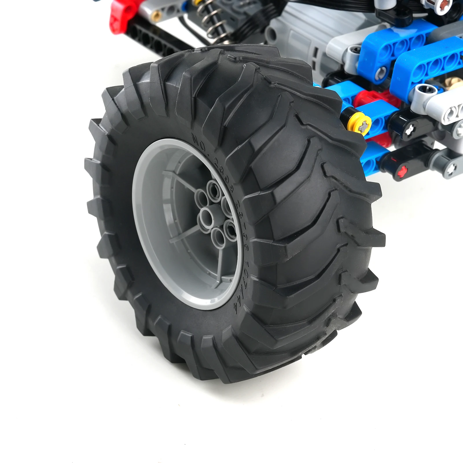 

Комплект деталей для внедорожной передней подвески 4WD Climbing Car (23798+15038) с шинами, мотором и функцией Power Function, конструктор MOC