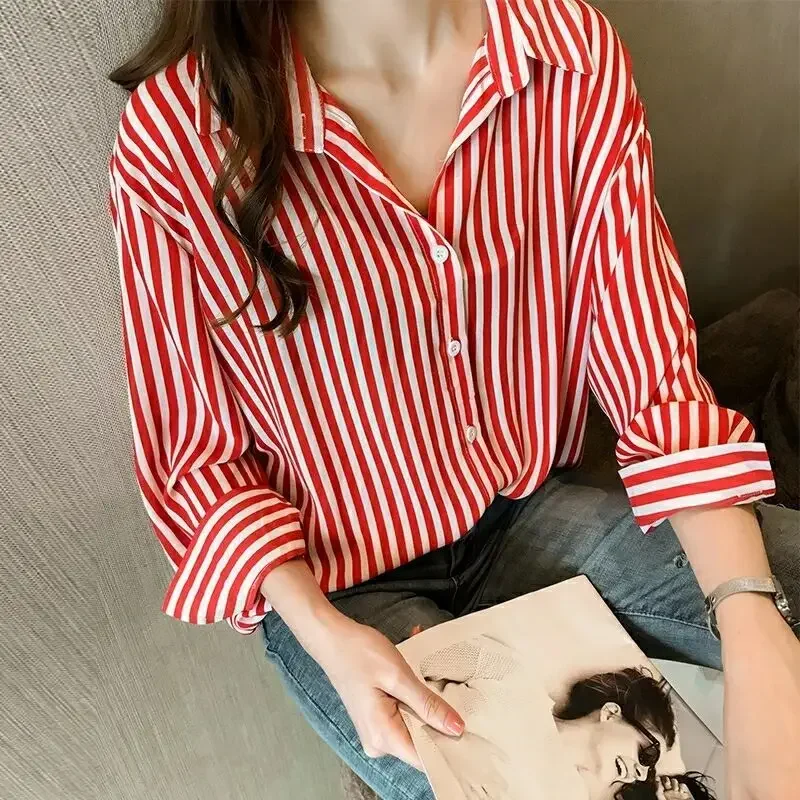 Kemeja wanita lengan panjang, pakaian kasual wanita longgar berkancing, selempang Off Shoulder garis-garis Mode Musim Semi