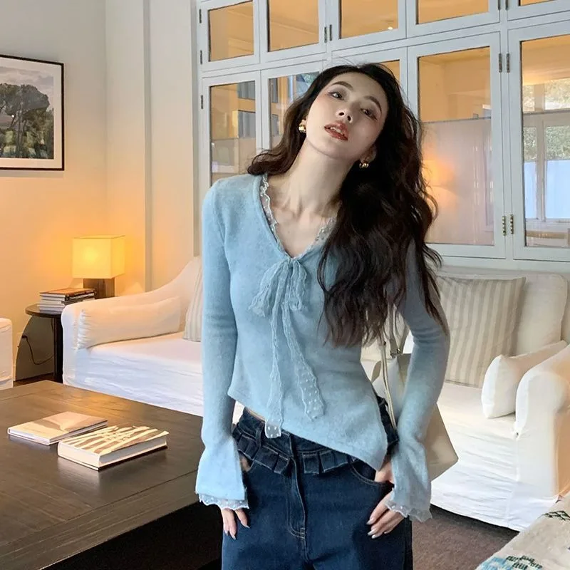 Camiseta de manga comprida de renda com decote em V irregular para mulheres no início da primavera Top interno justo e estilo suave