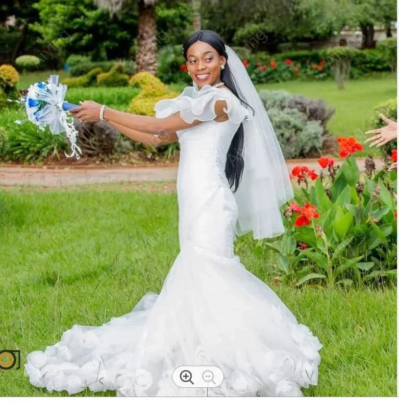 Maßgeschneidertes, schulterfreies, schulterfreies Brautkleid aus Tüll mit Rüschen, elegantes Meerjungfrau-Brautkleid mit handgefertigten Blumen unten