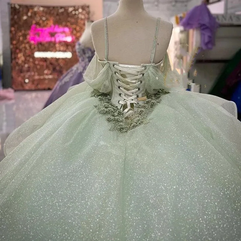 Tali Spaghetti hijau Sage mewah vestido de princesas renda applique korset ilusi Quinceanera gaun disesuaikan