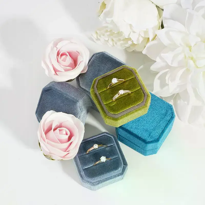 

Бархатная коробка для колец с двумя отделениями и съемной крышкой, восьмиугольный держатель для колец, футляр для демонстрации колец на помолвку, свадьбу или предложение руки и сердца.