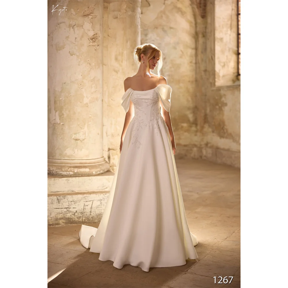 فستان زفاف كيوتو مخصص باللون الأبيض الفاتح على شكل حرف a قبالة الكتف مزين بدانتيل من الخلف فساتين سهرة 2025 #1