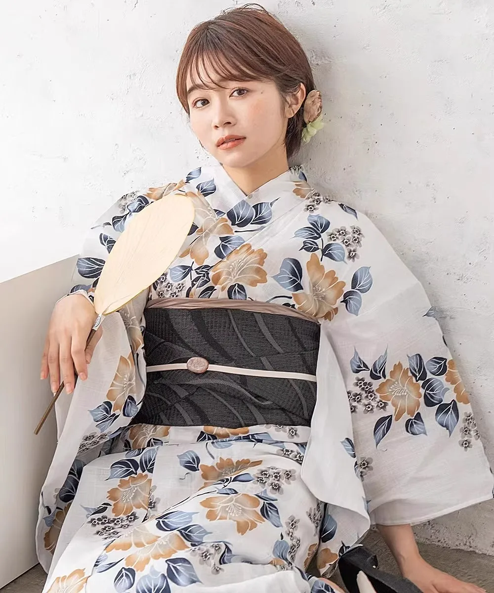 

Японская женская юката - кимоно из хлопка и льна в формальном стиле