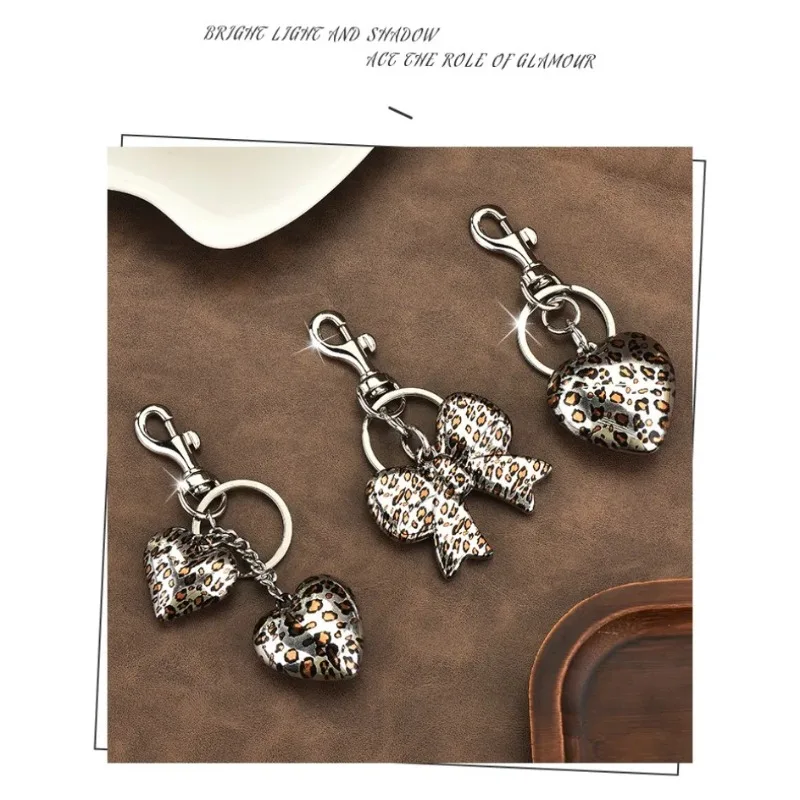 ヒョウ柄のキーホルダー、ファッショナブルなカーバッグペンダントとアクセサリー、バッグハンガー