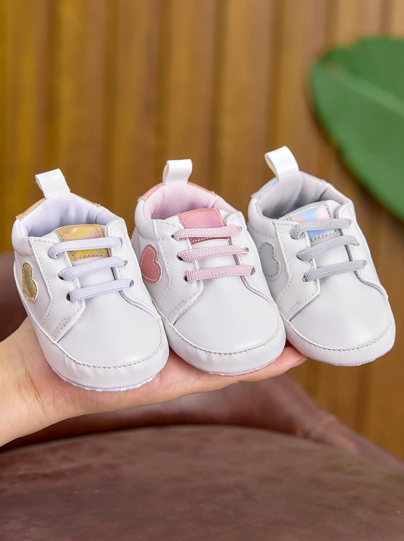Spring and Autumn Season White Shoes for Babies Aged 0-1, with Colorful Heart Decorations, Soft-Soled Baby Walking Shoes
