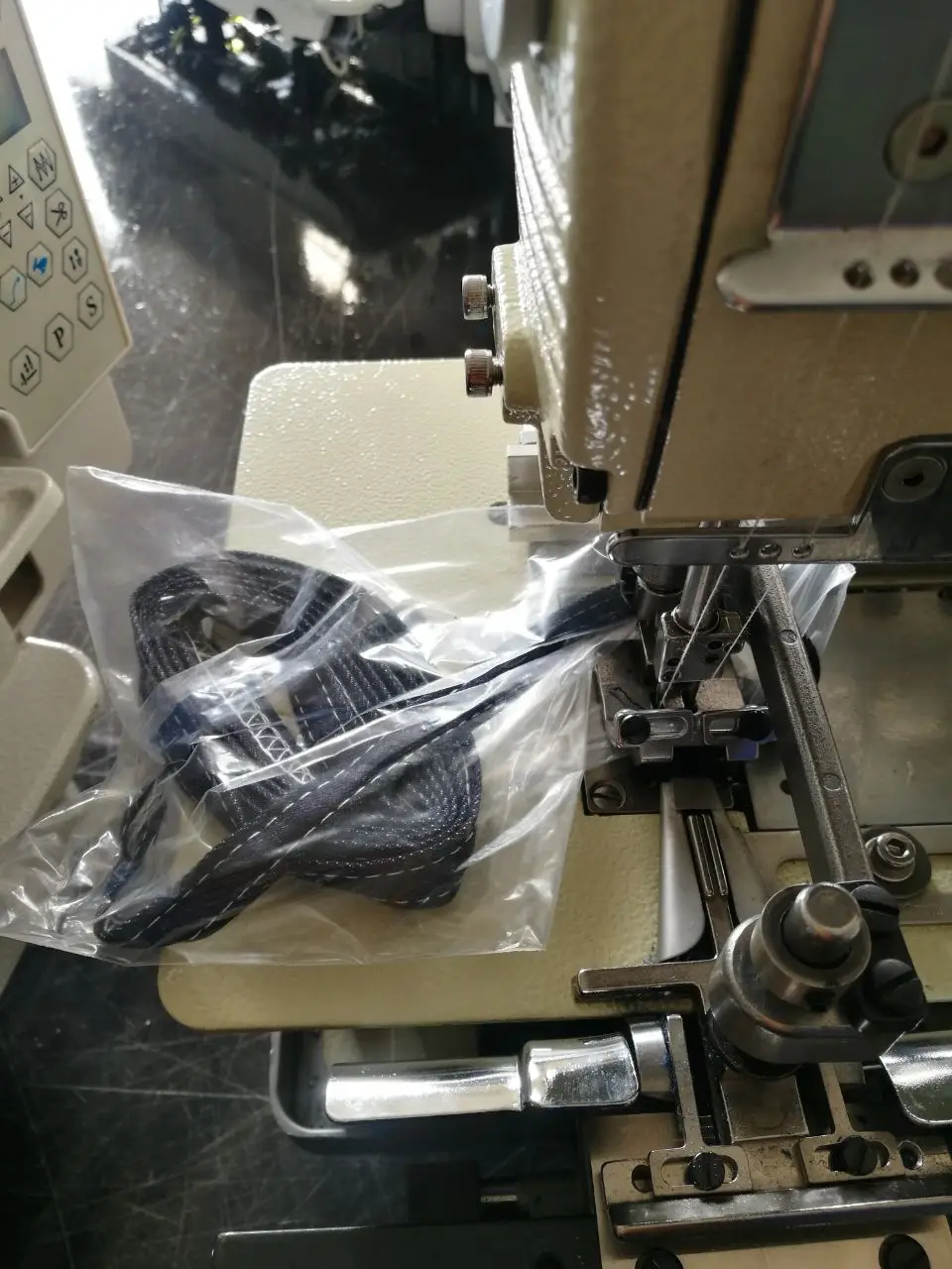 Zy2000c zoyer agulha dupla, cama plana, laço de cinto com cortador de tecido frontal, máquina de costura industrial