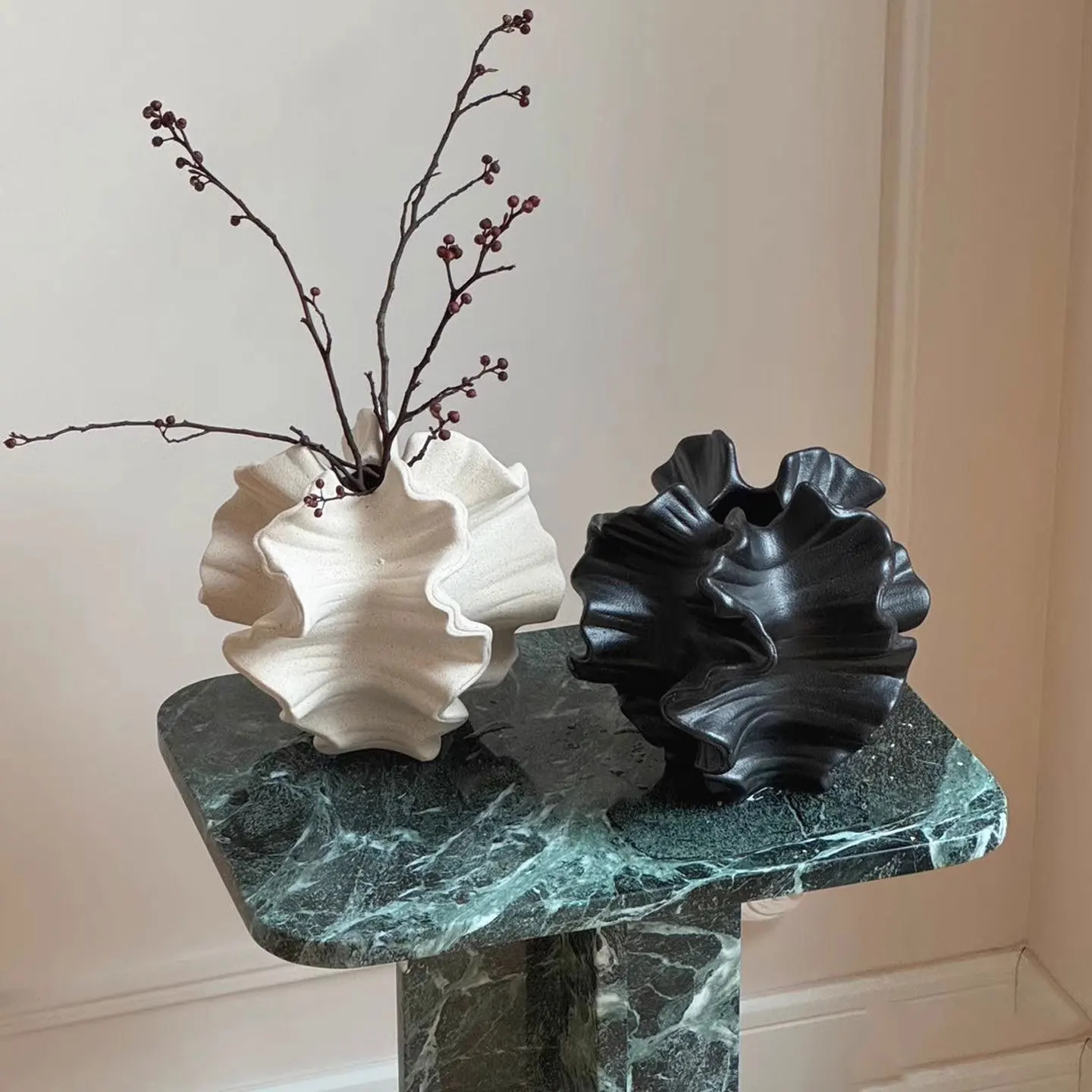 

Креативная нерегулярная ваза из смолы, художественная бежевая матовая простая цветочная горшок оригами, украшение для гостиной, настольные центральные цветочные вазы