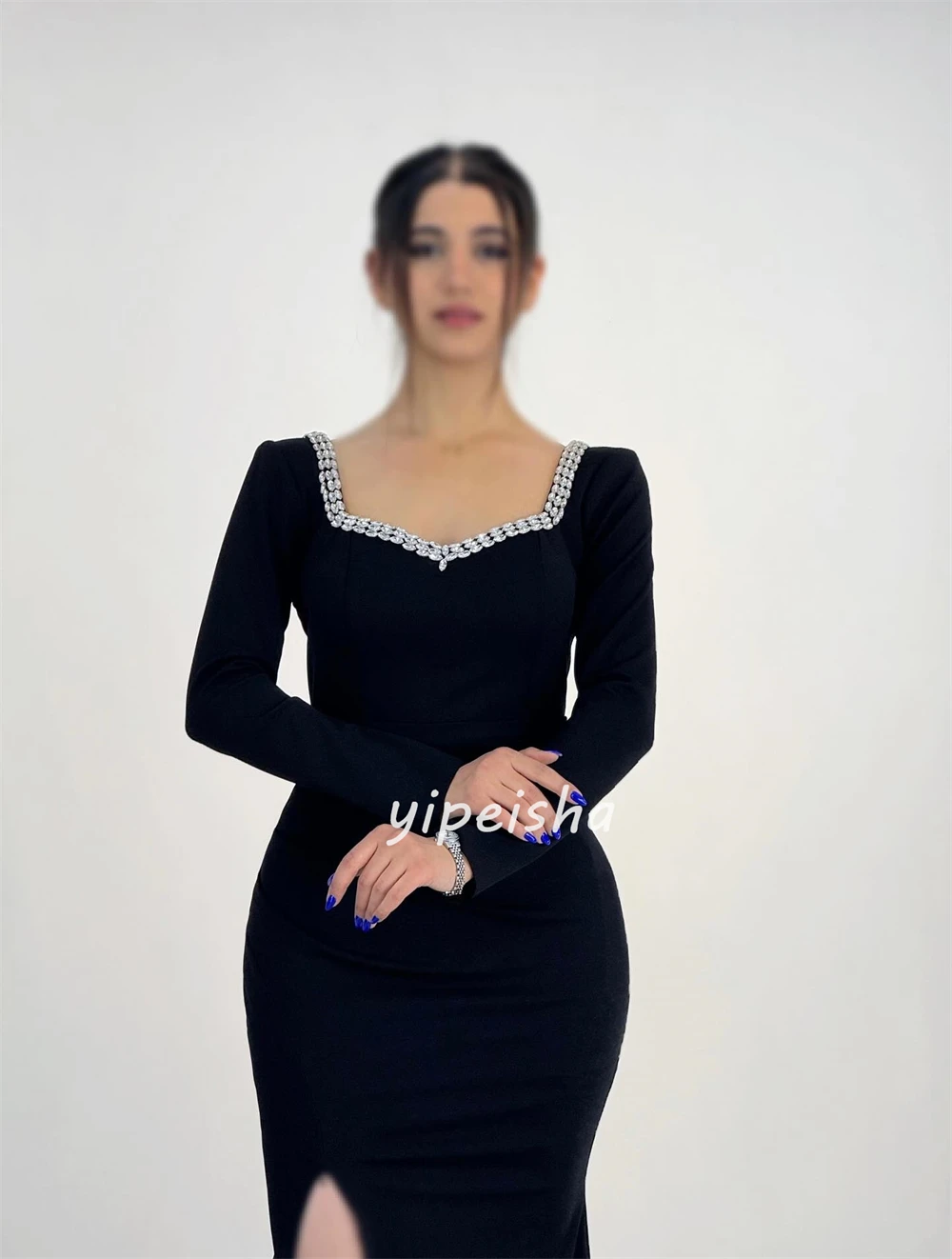 Sukienki na zamówienie w nowoczesnym stylu, klasyczne, z dżerseju, zdobione dżetami, marszczone, o kroju syreny, z kwadratowym dekoltem, długie, na specjalne okazje, dopasowane, seksowne.