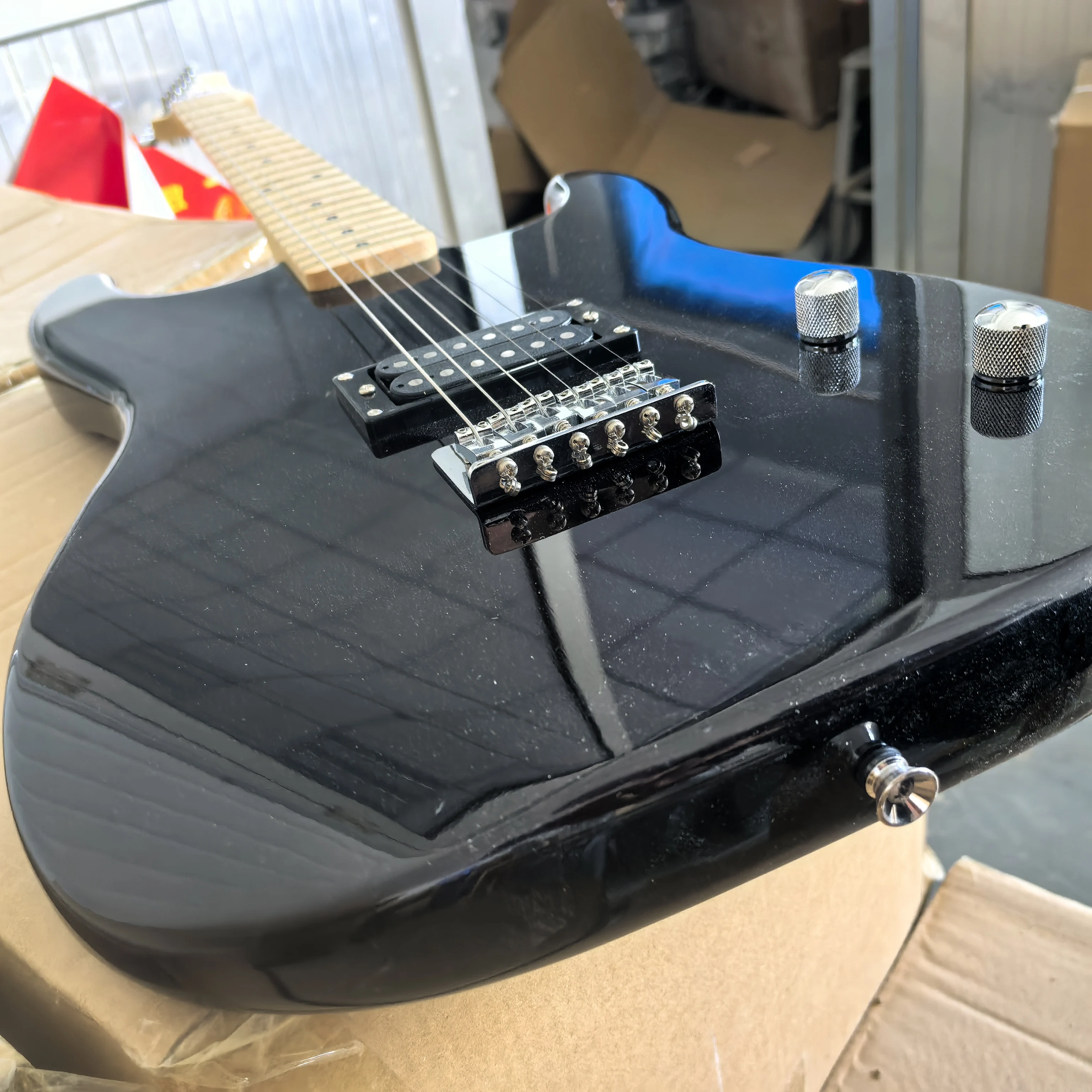 

Factory direct sale, Tail order processing， 6-string electric guitar made of paulownia wood, black gloss finish, in stock!