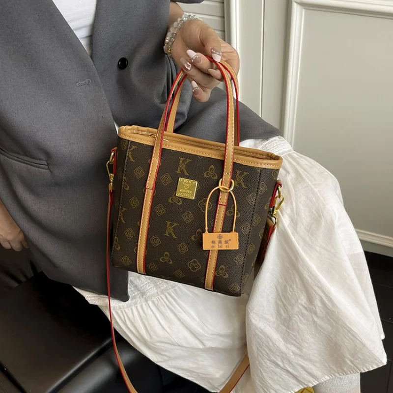 

Luxury Shopper Bag With Large Capacity - Elegant Leather Messenger Purse For Everyday Commuting