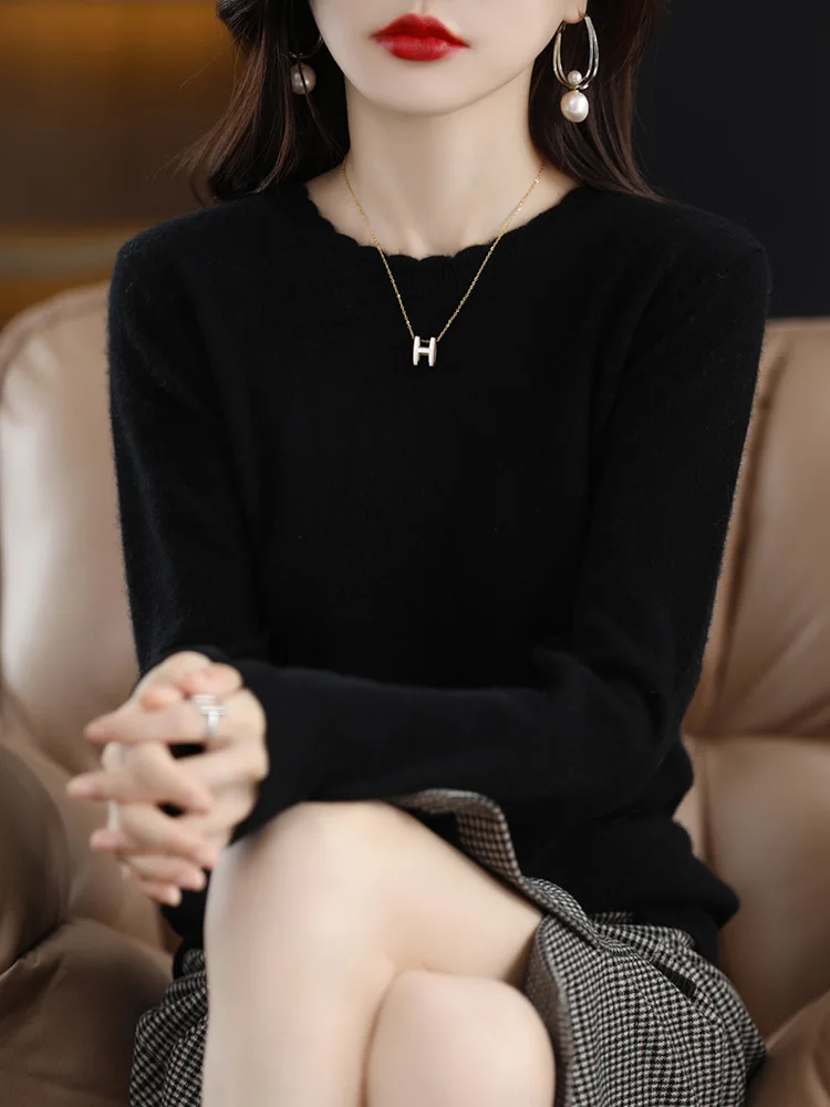 ふわふわとしたカジュアルなフリル襟のロング丈レディースニットセーター、ゆったりとしたニットウェア、秋冬ファッション、トレンドの新作、2025年