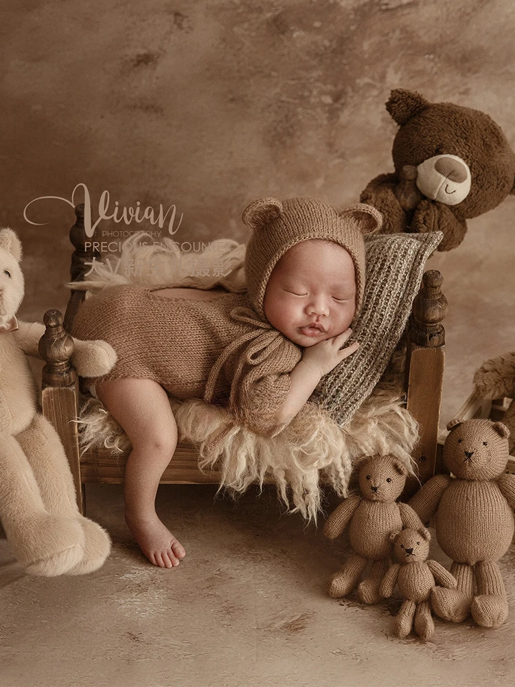 Newborn Photography Props Vintage Bears Outfit and Dolls Wooden Crib Side Table Decor Woll Blanket for Studio Photo Shoot Prop