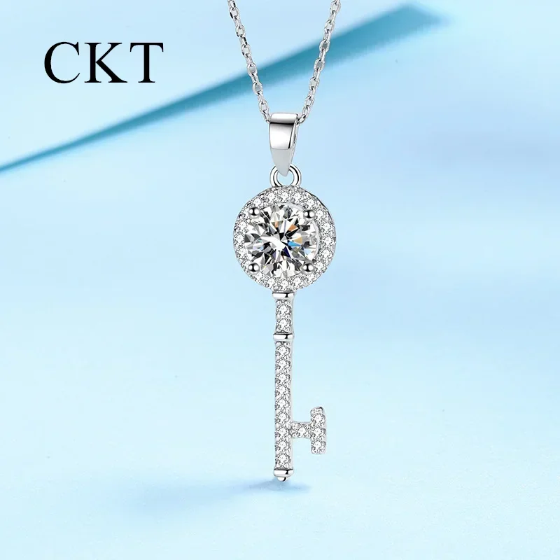 

18K White Gold 0.5-1 Carat Moissanite Necklace for Women Pt950 Platinum Heart Key Pendant Collarbone Chain Wedding Fine Jewelry