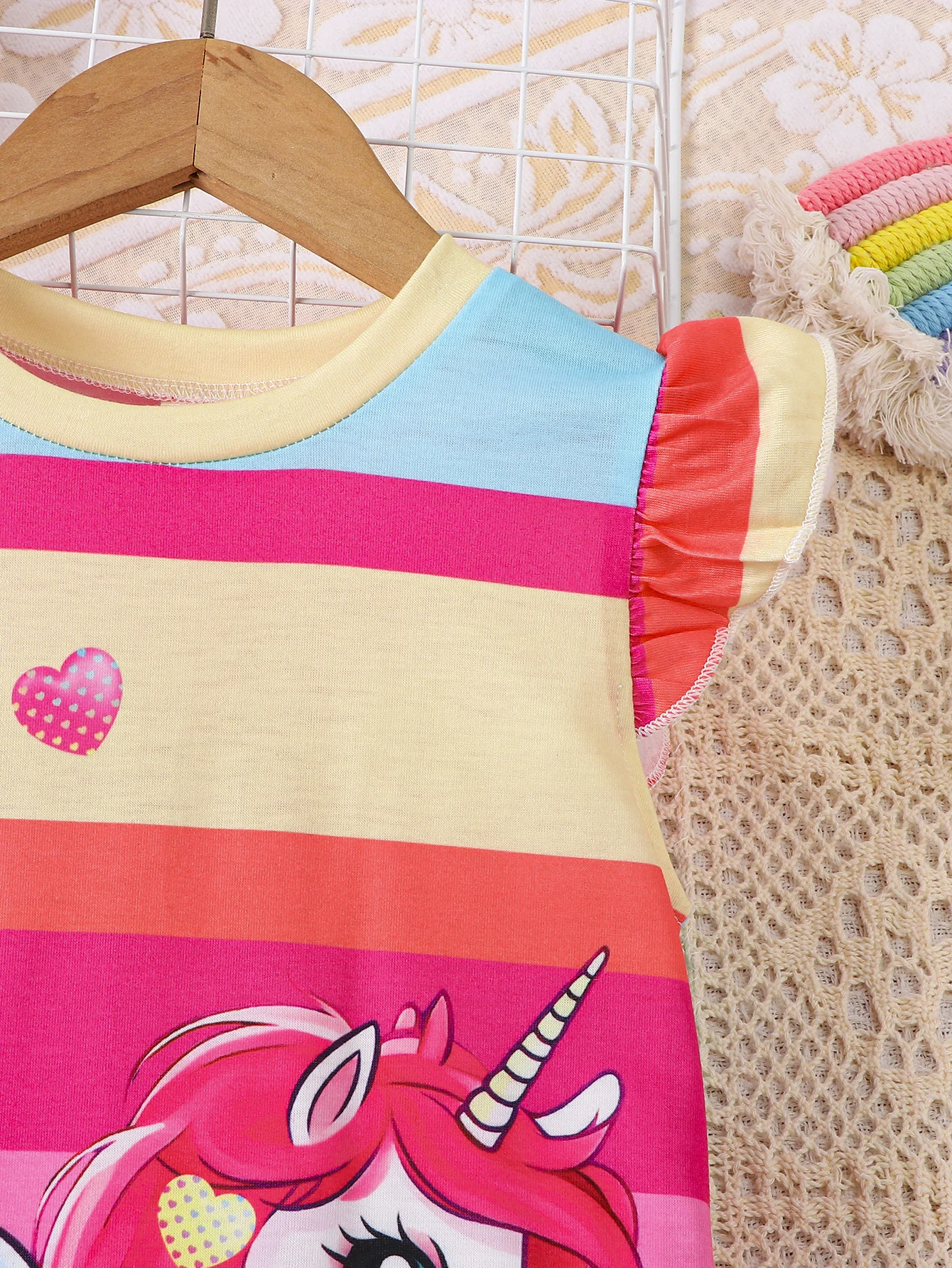 Sommerkleid für Mädchen, lässiger Stil, mit Cartoon-Tiermotiv, bunte Streifen, Rundhalsausschnitt, ausgestellte Ärmel, gerades Kleid. – Detail 5
