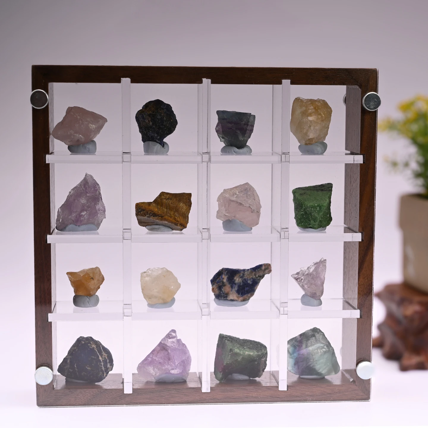 

Новая витрина из акрилового кристалла из орехового дерева с орнаментом из необработанного камня с минеральным орнаментом и кристаллами агата и образцами камней
