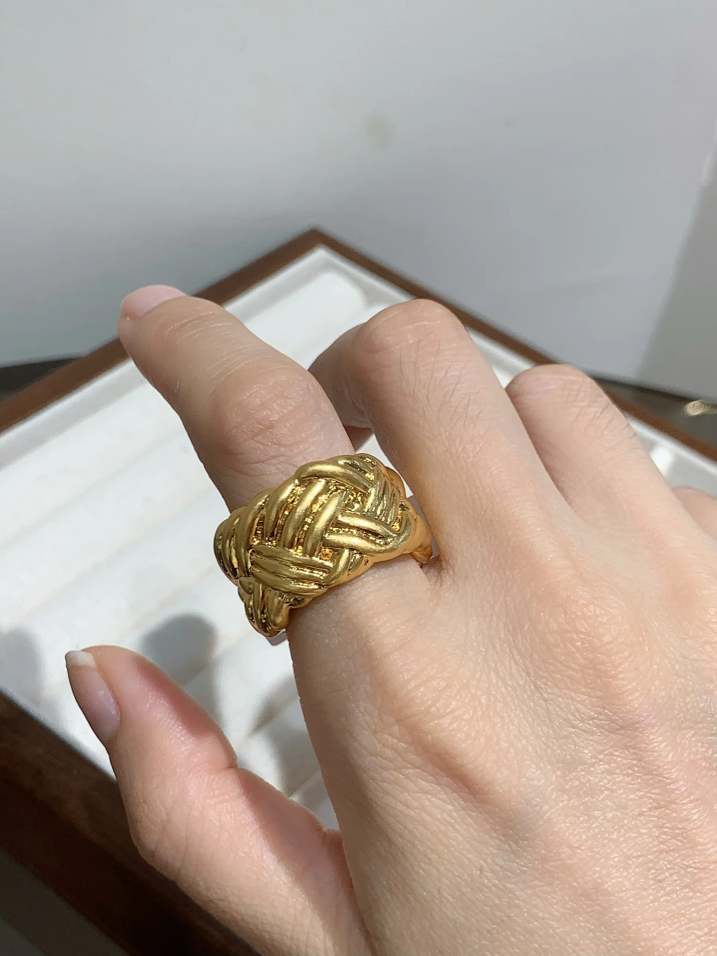 anello-intrecciato-retro-per-donne-elegante-e-versatile-design-semplice-e-personalizzato-anello-in-rame-placcato-oro-per-sempre