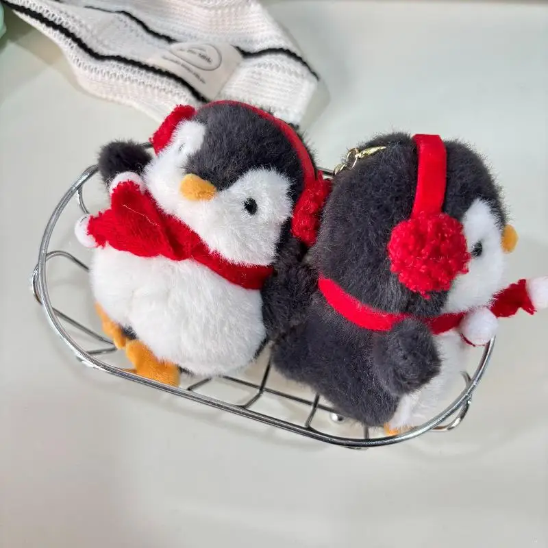 Adorabile portachiavi giocattolo morbido con pinguino di Natale; Portachiavi con bambola di cartone animato farcito; Regalo decorativo da appendere per zainetto di Natale