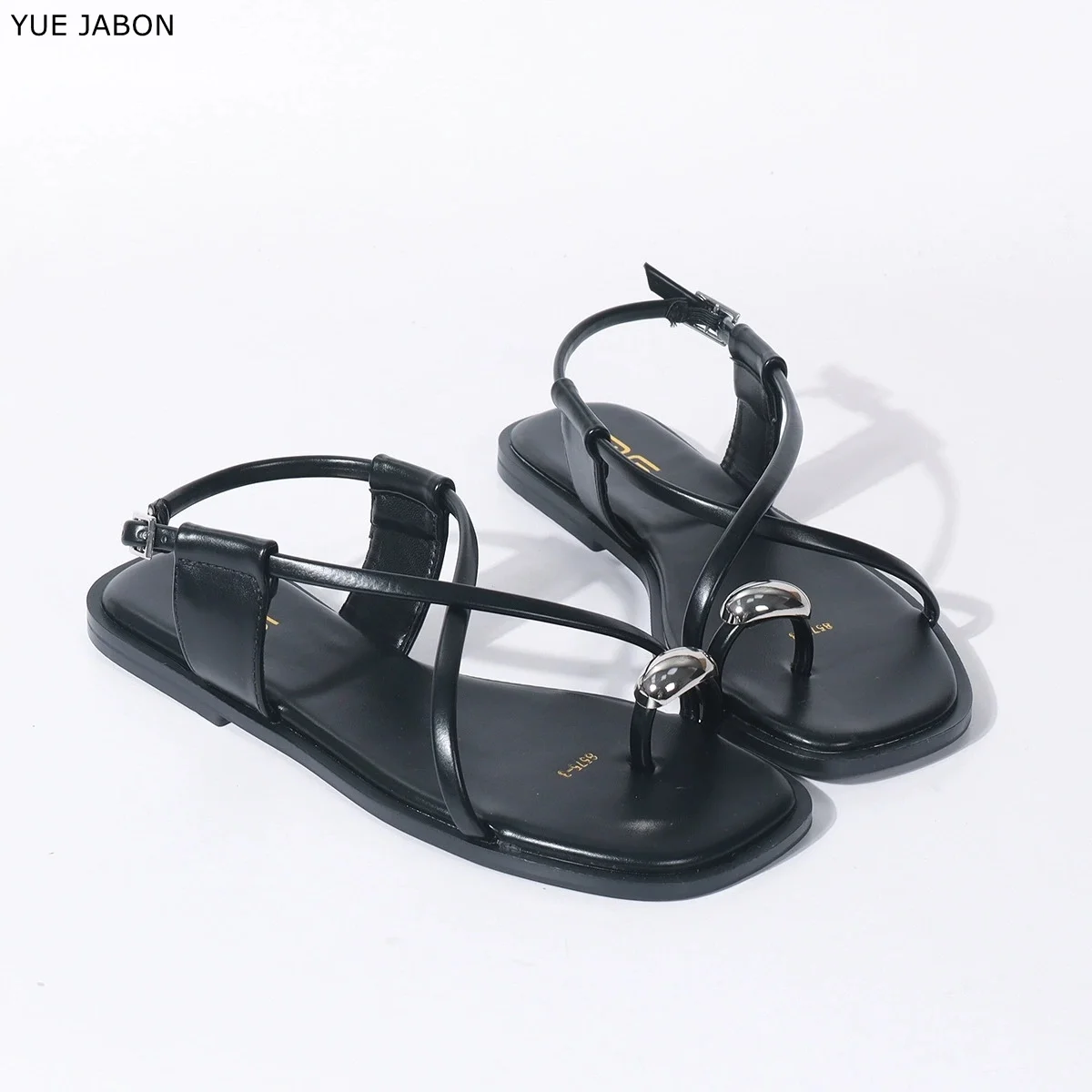

Black Cross Strap 2026 Summer Women's Flat Sandals Brand Metal Decoration Ladies Footwear Casual Clip Toe White Beach Shoes