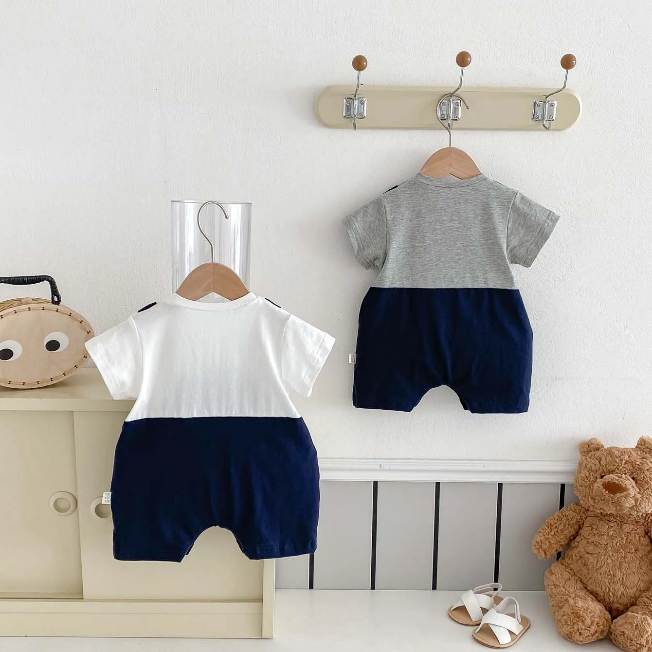 Korean-style baby fake two-piece short-sleeved cute jumpsuit, summer thin baby boy super cute pocket strap jumpsuit, very suitab