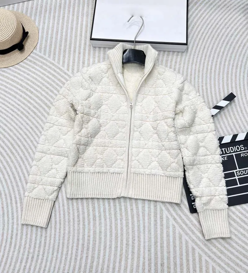 24 Autumn/Winter New Women's Jacket High Quality Social Celebrity Style Tengge Velvet Cardigan Letter Embroidered Zipper Jacket