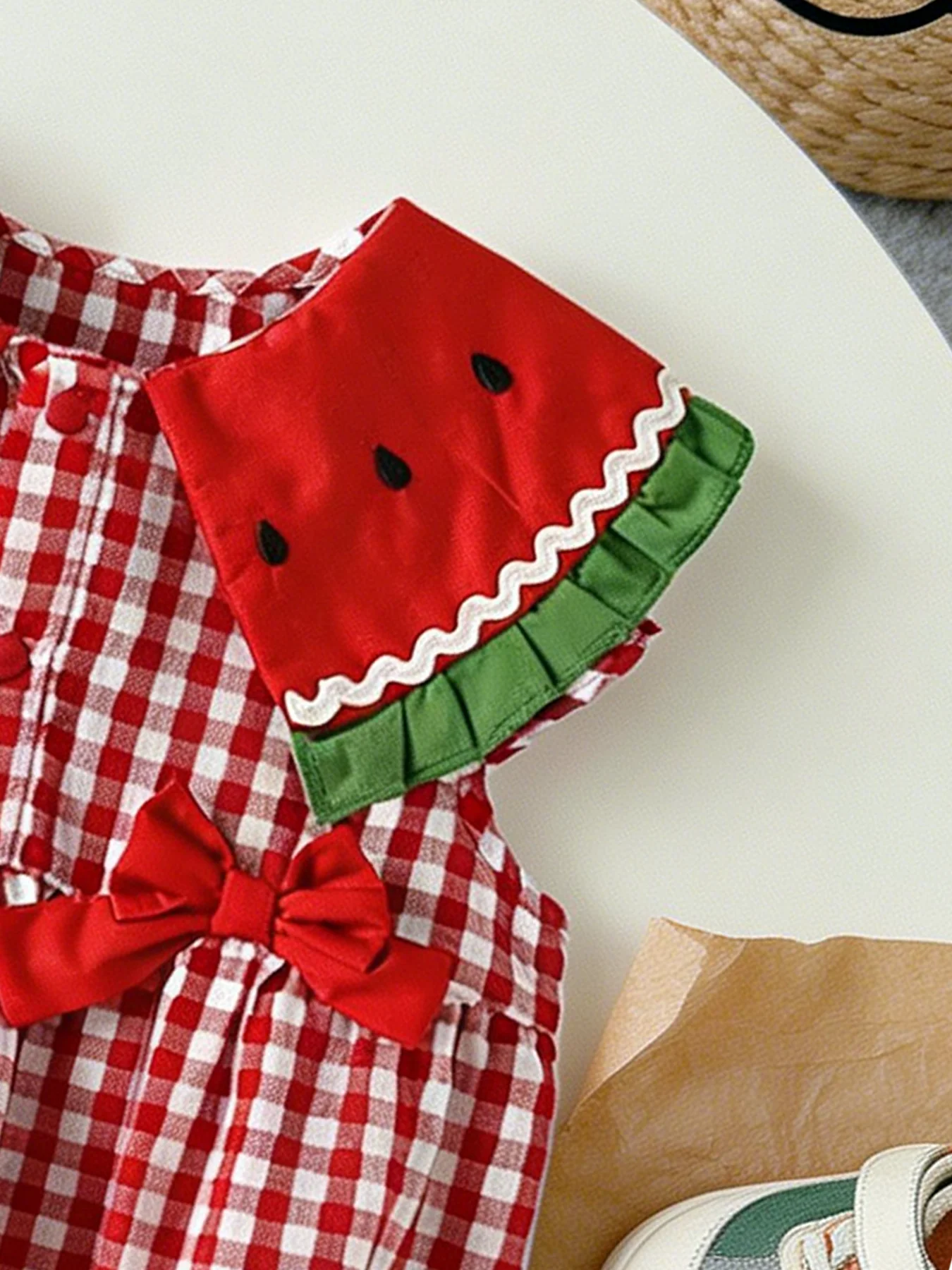 Mädchen-Strampler mit Wassermelonenkragen und Schleife, rot-weiß kariert, ärmellos, niedlicher Baby-Strampler mit Fruchtprint für Sommerpicknicks – Detail 9