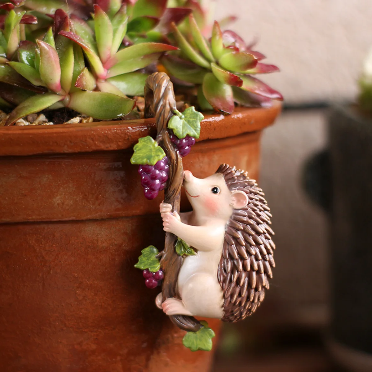 Climbing hedgehog figurine pendant decoration garden courtyard fence animal hanging resin crafts